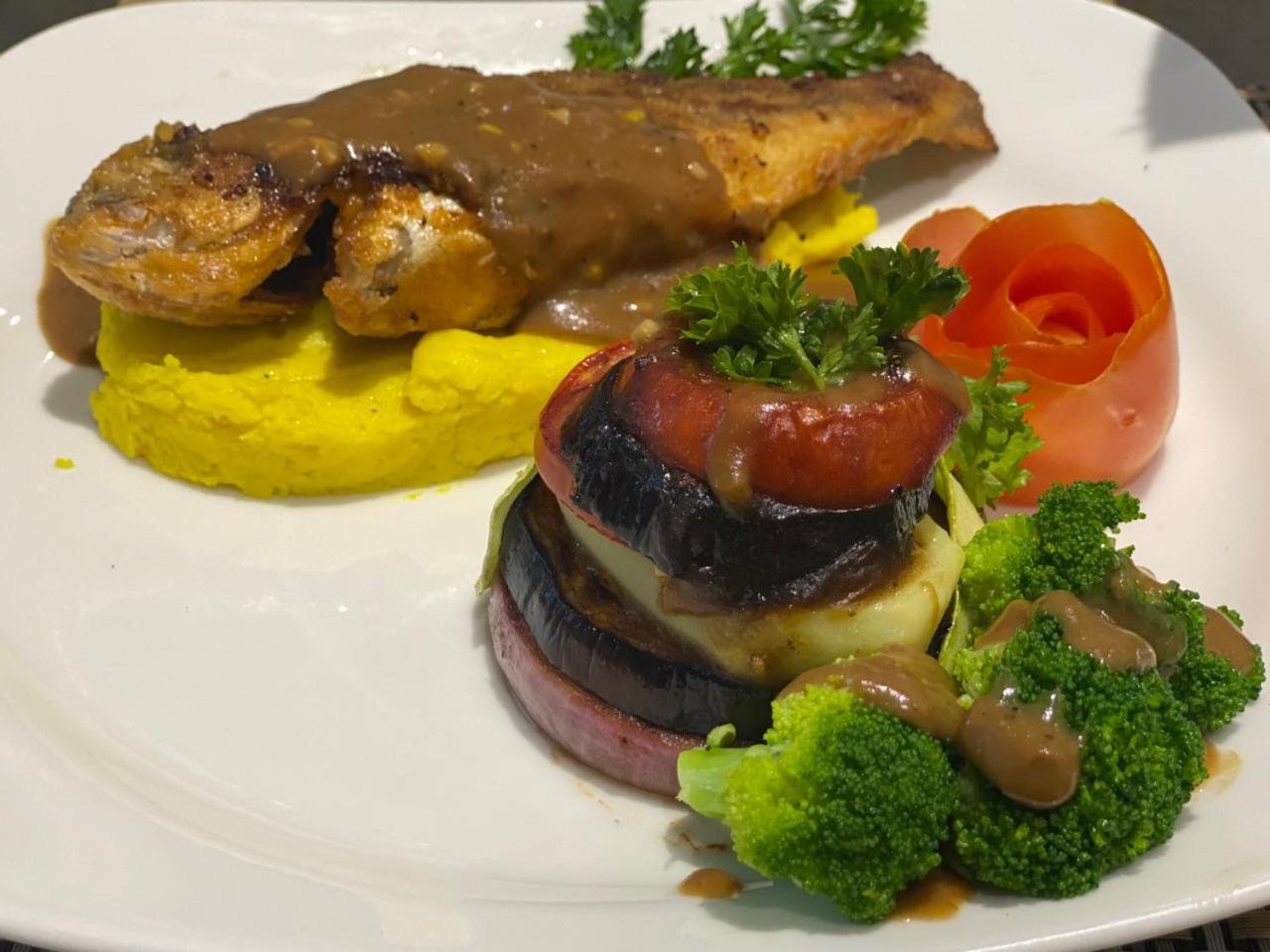 Envoy Continental Hotel Islamabad Ngoại thất bức ảnh